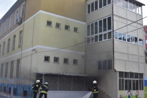 &Ccedil;ocukların attığı maytap, okulu yakıyordu