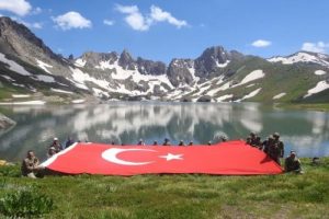 İkiyaka Dağları'nda Mehmet&ccedil;ik dev T&uuml;rk Bayrağı a&ccedil;tı