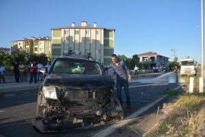 Otomobille kamyonet &ccedil;arpıştı: 6 yaralı