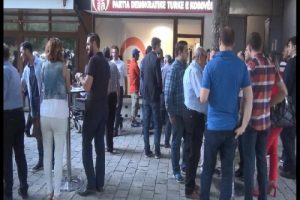 Kosova'da T&uuml;rk partisi halkla bayramlaşma geleneğini s&uuml;rd&uuml;rd&uuml;