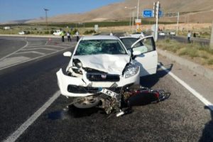 Otomobil ile motosiklet &ccedil;arpıştı: 1 &ouml;l&uuml;