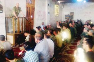 El Bab'da bayram namazı, komutan minbere &ccedil;ıktı