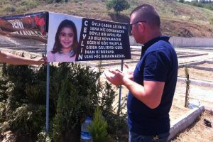 Ceylin'in kabrine bayram ziyareti