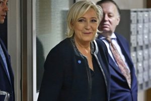 Polisler Le Pen'in evini korumaktan bıktı