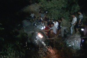 Kamyonet şarampole u&ccedil;tu: 4 ağır yaralı