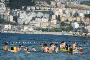 Bursa'da sıcaktan bunalanlar denize koştu!