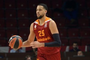 Galatasaray Odeabank'ta yaprak d&ouml;k&uuml;m&uuml; s&uuml;r&uuml;yor