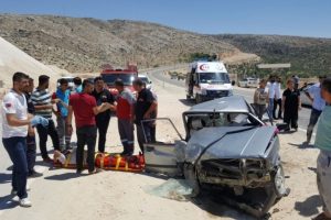 Otomobille hafif ticari ara&ccedil; &ccedil;arpıştı: 15 yaralı