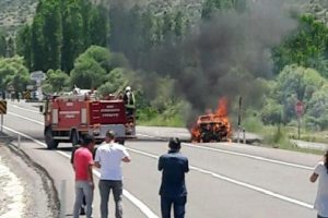 Hareket halinde tutuşan otomobil alev alev yandı