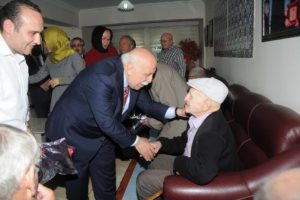 Bakan Avcı'dan huzurevlerine bayram ziyareti