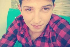 Gen&ccedil;lerin kız kavgasında kan aktı