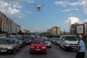 Polisten 'drone'lu emniyet kemeri kontrol&uuml;!