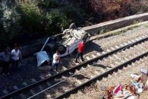 Kaza yapan otomobil k&ouml;pr&uuml;den tren yoluna d&uuml;şt&uuml;: 1 &ouml;l&uuml;
