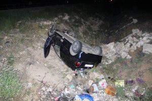 Otomobil beton sulama kanalına &ccedil;arptı, takla attı!