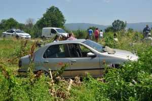 Bursa'da yaralanan yakınlarını takip ederken ambulansa &ccedil;arptılar