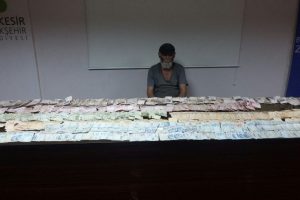 Dilencinin &uuml;st&uuml;nden &ccedil;ıkan parayı 8 zabıta sayabildi