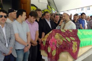 Ertuğrul Sağlam annesini son yolculuğuna uğurladı