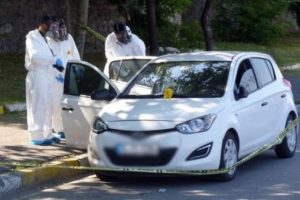 Otomobil i&ccedil;erisinde &ouml;l&uuml; bulundu! Polis gaz maskesiyle...