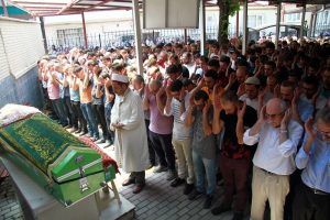 Bursa'daki kazada y&uuml;rek burkan detay! Anne ile oğlu son yolculuğuna uğurlandı