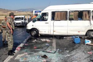 Yolcu minib&uuml;s&uuml; devrildi: 2'si ağır 19 yaralı