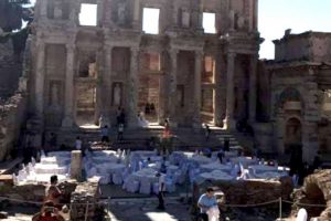 Efes Antik Kenti'nde s&uuml;nnet d&uuml;ğ&uuml;n&uuml; iddiası!