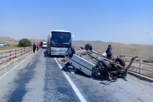 Kaza yapan otomobile yolcu otob&uuml;s&uuml; &ccedil;arptı: 2 &ouml;l&uuml;, 4 yaralı