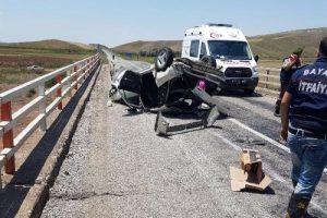 Takla atan otomobilden fırlayan 2 kişiyi yolcu otob&uuml;s&uuml; ezdi