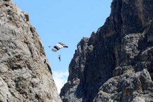Karanlık Kanyon'da nefes kesen atlayış