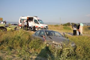 D&uuml;ğ&uuml;n konvoyunda kaza: 4 yaralı