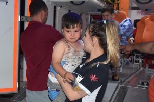 Yaralı ikizler anneleri olmadan ambulanstan inmedi