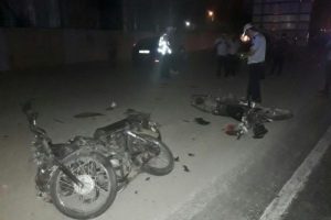 Otomobil, iki motosiklete &ccedil;arptı: 2 &ouml;l&uuml;, 1 yaralı