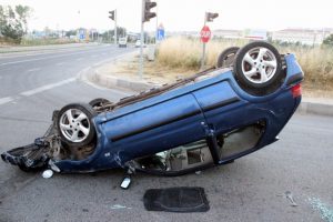 Takla atan otomobilden burunları bile kanamadan &ccedil;ıktılar