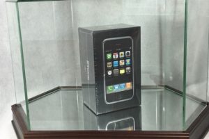 10 yıllık iPhone rekor fiyatla satışta