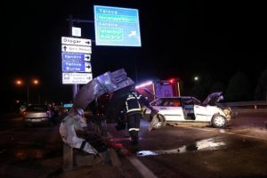 Bariyerlere &ccedil;arpan otomobilde 1 &ouml;l&uuml;, 1 yaralı