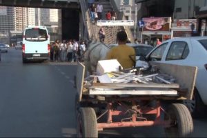 E-5'te at arabalı tehlikeli yolculuk kamerada