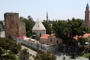 Antalya'nın merkezinde Sel&ccedil;uklu mezarlığı