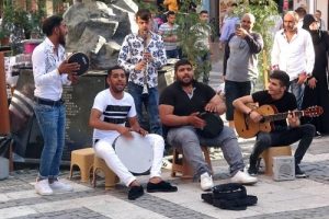 Sokak m&uuml;zisyenlerinin tek isteği: İzin belgesi