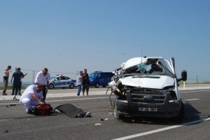 Tıra &ccedil;arpan kamyonet hurdaya d&ouml;nd&uuml;: 1 &ouml;l&uuml;, 1 yaralı