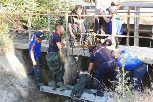 Otomobil sulama kanalına u&ccedil;tu: 1 &ouml;l&uuml;, 2 yaralı