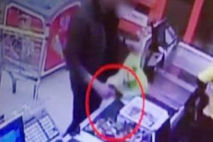 Markete girdi, &ouml;z&uuml;r dileyip dehşet sa&ccedil;tı!