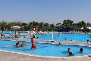 Belediye sıcak nedeniyle havuzları &uuml;cretsiz yaptı