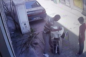 Bayan kuaf&ouml;r&uuml;n&uuml;n sa&ccedil; yıkama setini &ccedil;aldılar