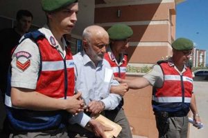 Oğlunu ve torununu k&uuml;f&uuml;r y&uuml;z&uuml;nden &ouml;ld&uuml;rm&uuml;ş