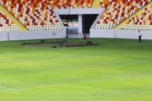 Yeni yapılan stadın zemini &ccedil;&ouml;kt&uuml;