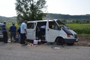 Lastiği patlayan minib&uuml;s devrildi: 8 yaralı