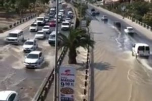 İzmir'de su borusu patladı, yollar g&ouml;le d&ouml;nd&uuml;