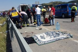 Otomobil bariyerlere &ccedil;arptı: 1 &ouml;l&uuml;, 2 yaralı
