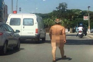 İzmir'de sıcaktan bunalan adam &ccedil;ırıl&ccedil;ıplak dolaştı