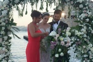 Burak &Ouml;z&ccedil;ivit ve Fahriye Evcen nikah masasında
