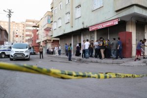 &Ccedil;ocukların kavgası b&uuml;y&uuml;d&uuml;: 2 yaralı